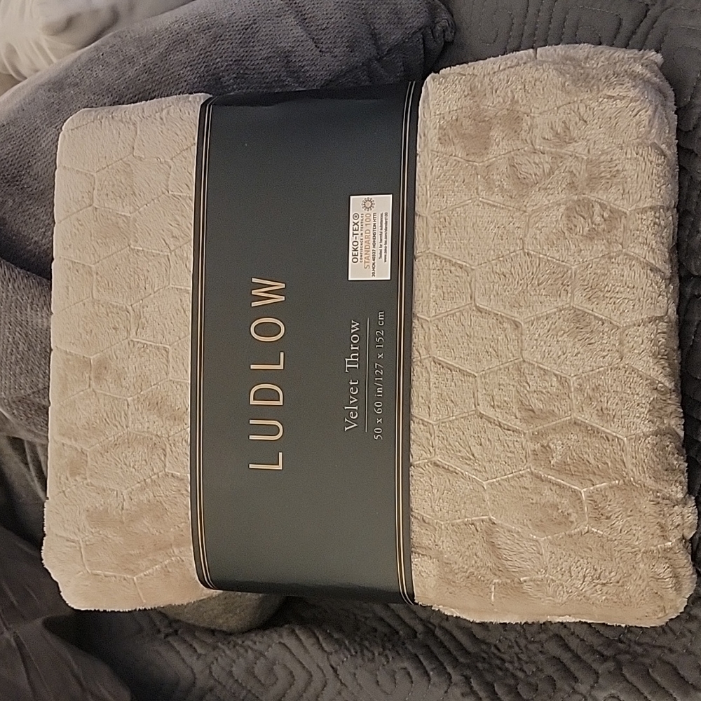 Velvet throw